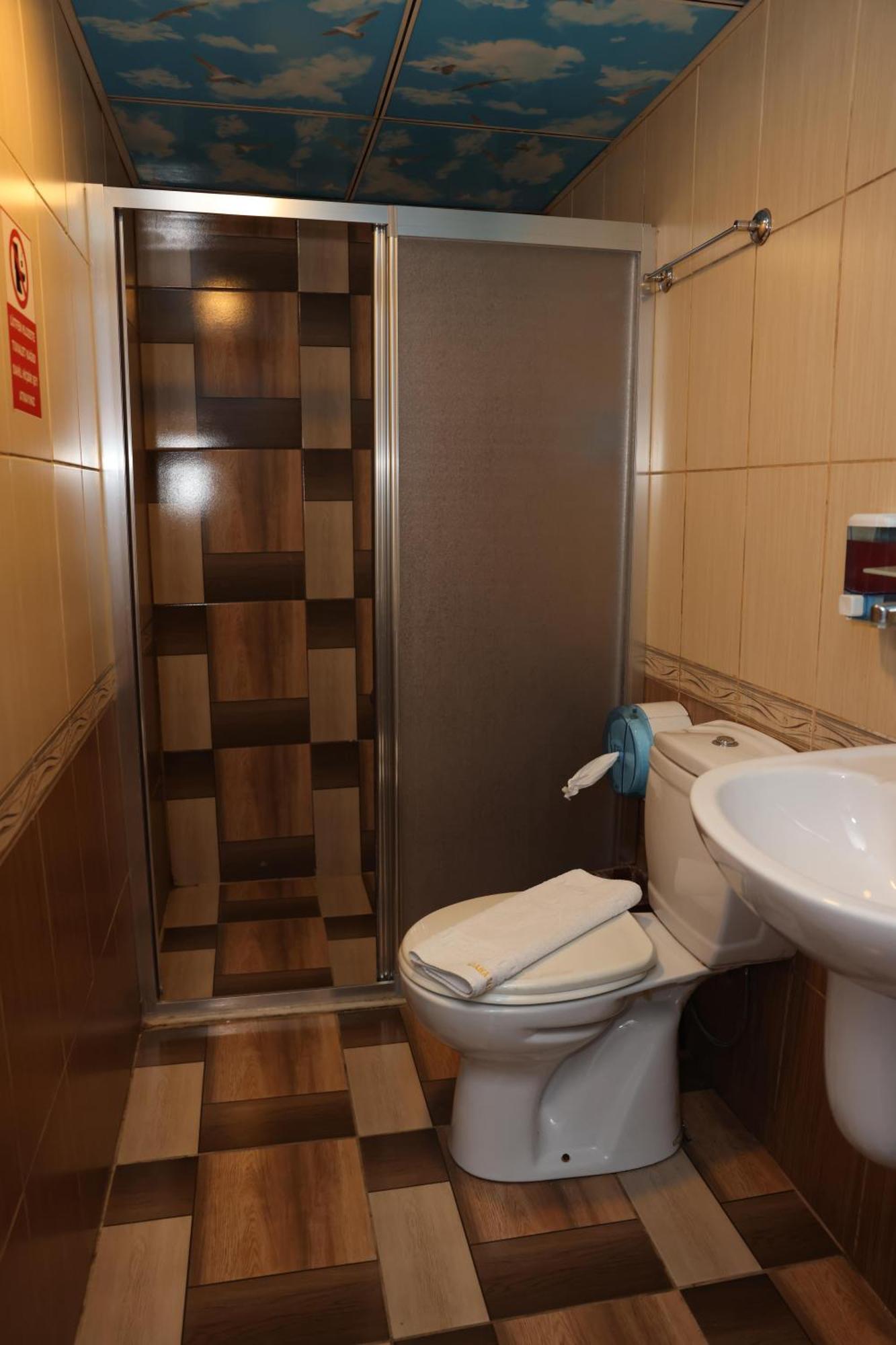 Adana Saray Hotel Exterior foto